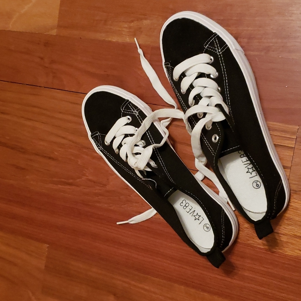NWOT Sz 9 Black Sneakers